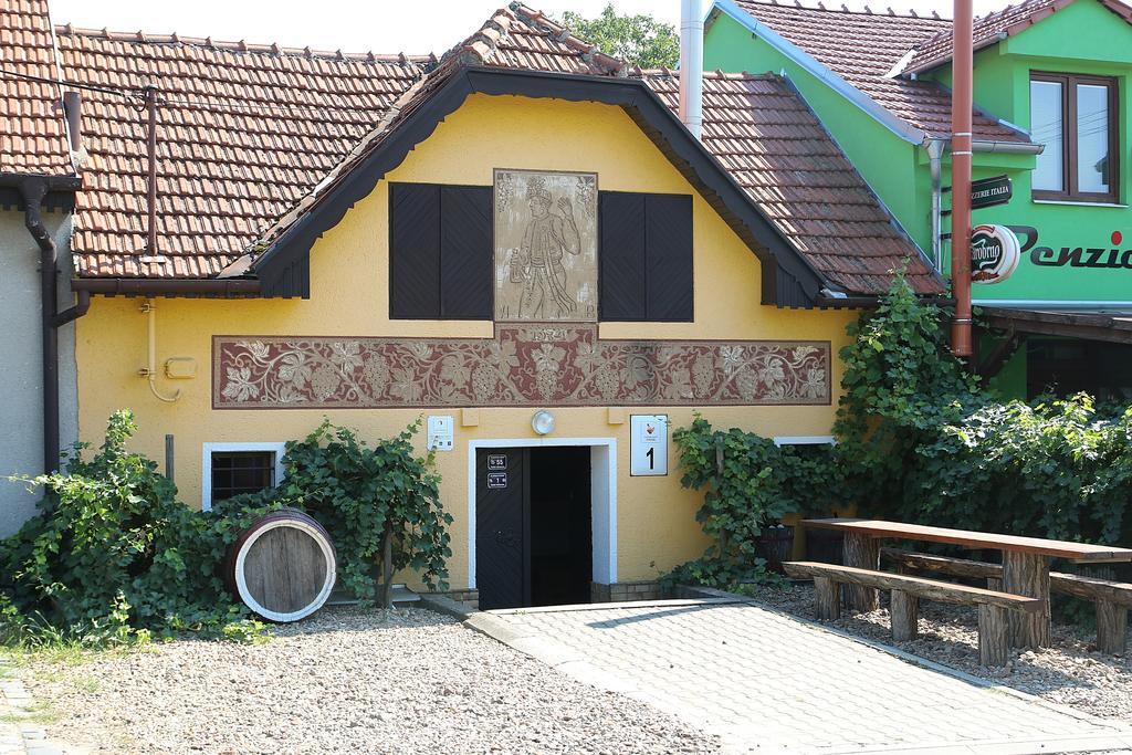 Velké Bílovice Penzion A Restaurace U Hroznu מראה חיצוני תמונה